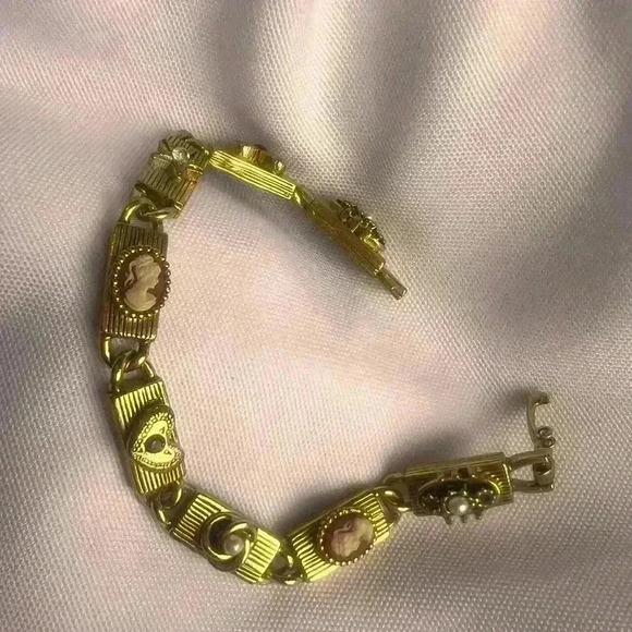 Beautiful Vintage unSigned Goldette Victorian Revival Slide Charm Bracelet - Picture 10 of 16